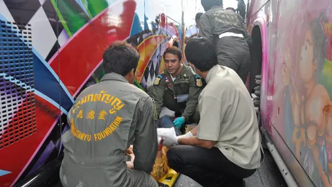 บัสซิ่งทับพนง.2ศพ อ้างหักหลบ-สาหัส1