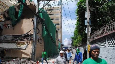 รื้อพลาด! กำแพงโรงแรมเฟิร์สถล่ม เสาไฟฟ้าโค่นเละ  