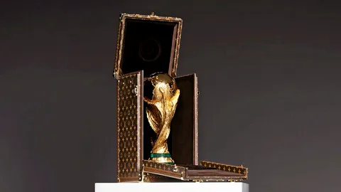 “หลุยส์ วิตตอง” ทำหีบใส่ถ้วยบอลโลก