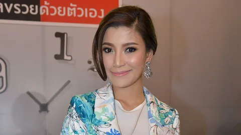 ‘เอมมี่’ ปัดโดนสั่งงดพูดเรื่องรัก แจงรูป ‘เจมส์’ จูบหน้าผากเก่าแล้ว