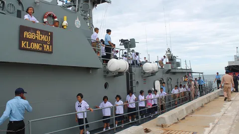 เรือหลวงเทียบท่า ให้ นร.ยลโฉม-ซ้อมแผนทางทะเล