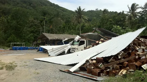พายุซัดเมืองคอน ต.ร่อนพิบูลย์ เสียหายยับ