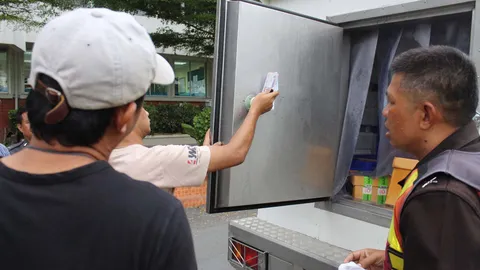 หนุ่มส่งไอศกรีมหวิดดับ วูบห้องแช่แข็งบนคู่ขนานลอยฟ้า