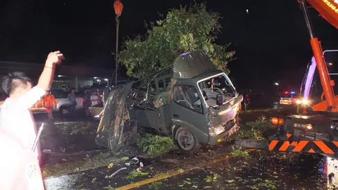 ทหารร้อยเอ็ด กลับจากช่วยชาวบ้าน เจอฝนตกหนักรถคว่ำดับ 1