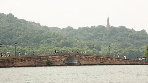 ตามรอย “นางพญางูขาว”... สัมผัสความงามแห่ง..ทะเลสาบซีหู