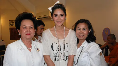 'ชมพู่' ควง 'แม่น็อต' ทำบุญ ปัดเกาเหลา 'พี่เบิร์ด' ในกองละคร (ชมคลิป)