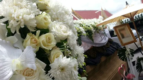 เตรียมทำพิธีเผาศพ ด.ญ.13 ใช้กุหลาบขาวนับพันประดับ 