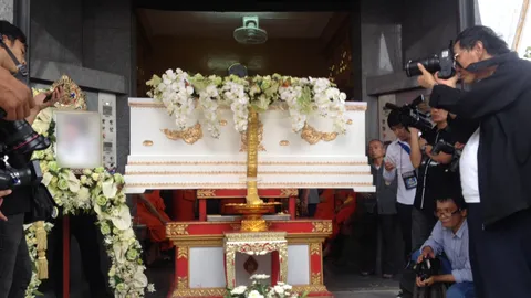 แห่อาลัยล้นวัด ร่วมเผาศพ ด.ญ.13 ปี (ชมคลิป)