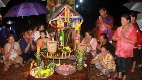 ใกล้หวยออก! แห่ขอเลขเด็ดศาลตายาย วัดไทรย้อย กำแพงเพชร  