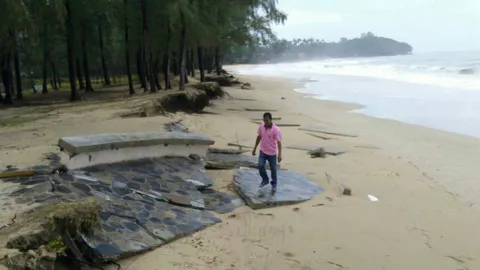 กระบี่-พังงา อ่วม คลื่นถล่มหาดชื่อดังพังยับ