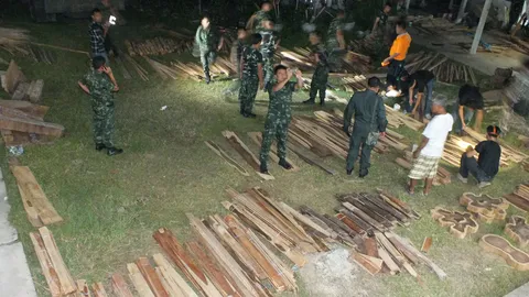 สนธิกำลังบุกจับไม้เถื่อนเมืองร้อยเอ็ดจำนวนมาก 