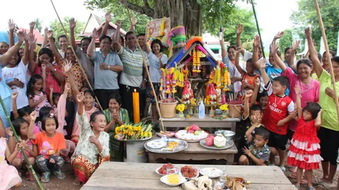 แห่แก้บนศาลตายายวัดไทรย้อย ให้เลขถูกถ้วนหน้า