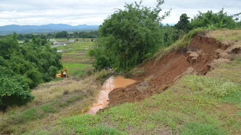 สนามฟุตบอล ร.ร.ถล่ม ทับเส้นทางที่‘แม่อาย’ 