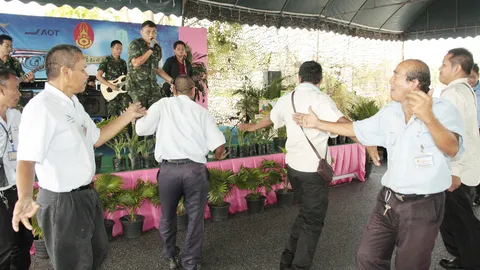 คสช. จัดกิจกรรมคืนความสุขให้แท็กซี่สนามบินสุวรรณภูมิ