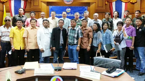 นปช.-กปปส.ปากน้ำ จูบปากปรองดอง สนองนโยบาย คสช.