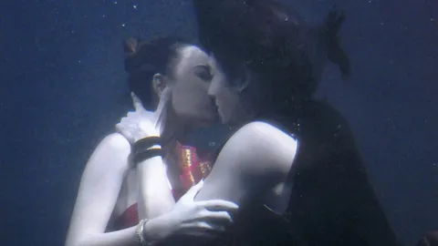 "โบ๊ท" เปิดฉากประกบปาก "บี" เลิฟซีนใต้น้ำ "อนิลทิตา"