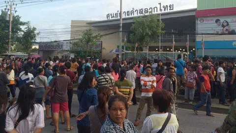 ผู้ค้าสลากฯ ปิดถนนประท้วง-โวยยี่ปั๊วขยับราคา 