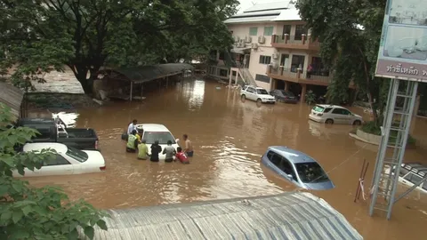 น้ำป่าทะลักท่วมแม่สาย เตือนเฝ้าระวังคืนนี้