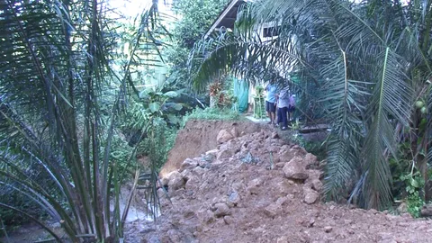 ฝนกระหน่ำ 2 วัน ชาวบ้านกระบี่ผวา ดินทรุดตัว