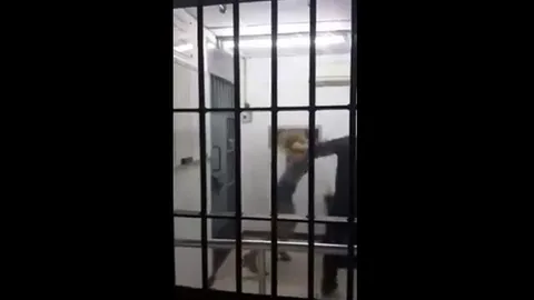 ผกก.สน.ลาดกระบัง สั่งสอบคลิป ตร.กระชากผมสาว (ชมคลิป)