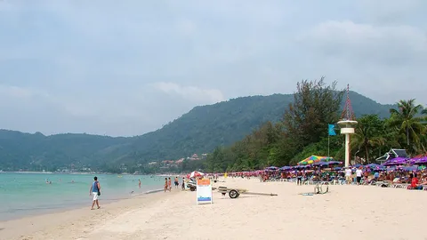 เร่งรื้อสิ่งปลูกสร้างรุกล้ำพื้นที่หาดป่าตอง