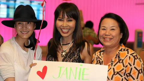 ชมคลิป! 'เจนี่' แฮปปี้มากถึง LA หน้าเปื้อนยิ้ม