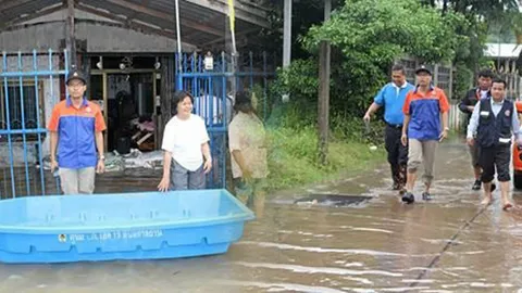 'ในหลวง' พระราชทานถุงยังชีพชาวอำนาจเจริญประสบภัยน้ำท่วม