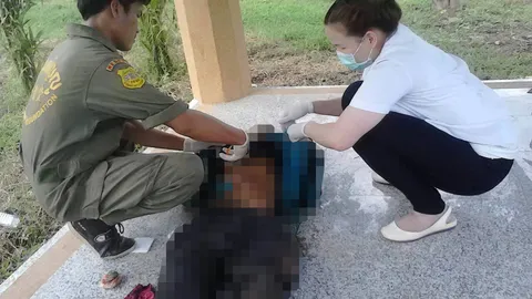 พบศพชายนิรนาม กลิ่นเหล้าหึ่ง ในศาลาสวนสาธารณะ 'หล่มสัก'