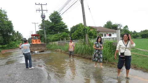 ชาวบ้านสกลฯ สุดทนน้ำท่วมถนนพังไร้ผู้เหลียวแล 