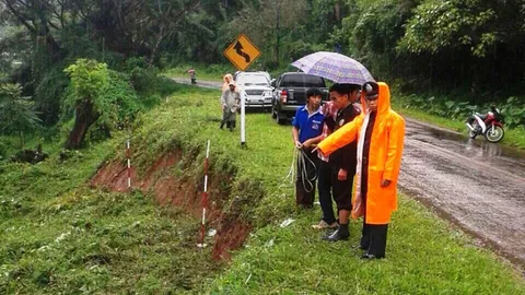 ฝนถล่มทั้งคืน-ดินไหล่ทางทรุด2จุดที่น่าน! 