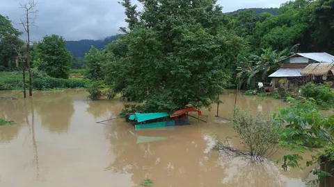 'มุกดาหาร' ฝนตกต่อเนื่อง น้ำทะลัก 'อ.ดงหลวง' เร่งอพยพ