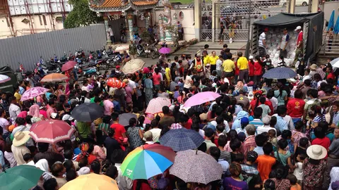 ชาวพม่าแห่รับถุงยังชีพ งานเทกระจาดแม่สาย