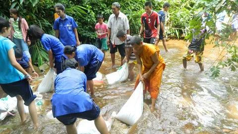พระนักพัฒนานำครู-นร.สร้างฝายแก้ภัยแล้ง-น้ำท่วม
