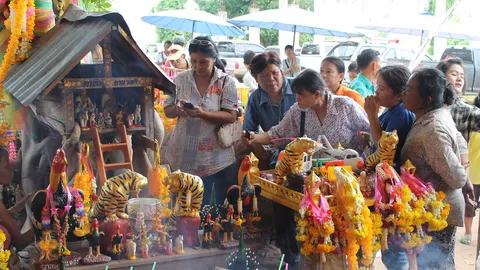 ชาวบ้านล้นวัดแห่ขอหวยศาลตายาย จ.กำแพงเพชร