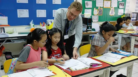 คุรุสภาย้ำให้ตั๋วครูต่างชาติต้องยึดความมั่นคง