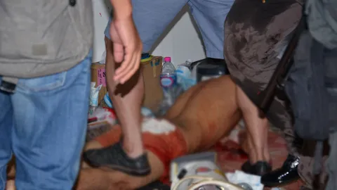 หนุ่มเสพไอซ์คลุ้มคลั่ง คว้ามีดแทงเพื่อนดับ กะซวกแฟนสาวสาหัส