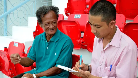 เจอตัวจริง 'คนจนผู้ยิ่งใหญ่' แฟนบอลสุพรรณฯ แห่กดไลค์