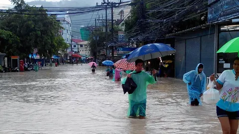 ฝนถล่มภูเก็ต หาดป่าตองจมบาดาล