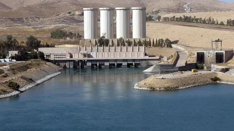 มะกันโจมตีทางอากาศช่วยนักรบ 'เคิร์ด' ยึดคืนเขื่อนใหญ่สุดในอิรัก