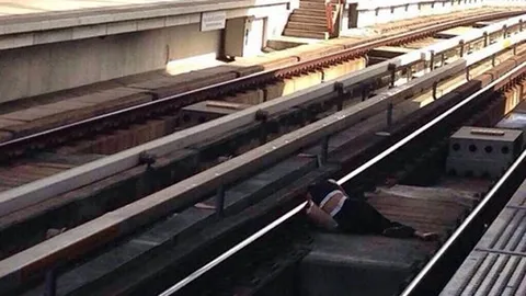 นักข่าวสาวบันเทิง เป็นลมพลัดตกรางรถไฟฟ้าบีทีเอส รปภ.ช่วยได้ทัน