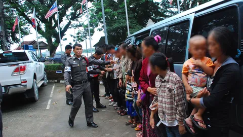 รถตู้แหกด่าน ขนแรงงานต่างด้าว จนมุมพบเด็ก-ผู้หญิงอื้อ