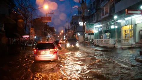 ฝนถล่ม3ชม. ปากน้ำโพอ่วม น้ำท่วมขังถนน