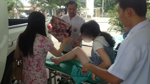 งามหน้า! แท็กซี่แสบ ต่อยท้องชิงทรัพย์สาวจีน