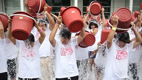 ครั้งแรกในโลก ! ปรากฏการณ์สาดบุญ 'Global ice bucket challenge' (ชมคลิป) 