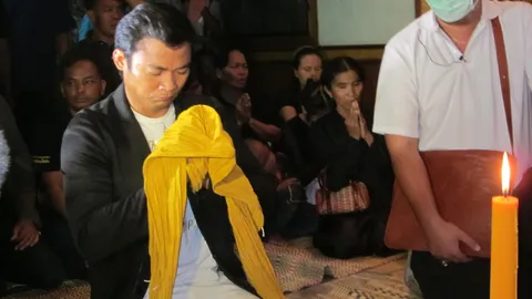 'จาพนม'ถึงบ้านเกิดสุรินทร์ รุดกราบศพพ่อน้ำตาคลอ (ชมคลิป)