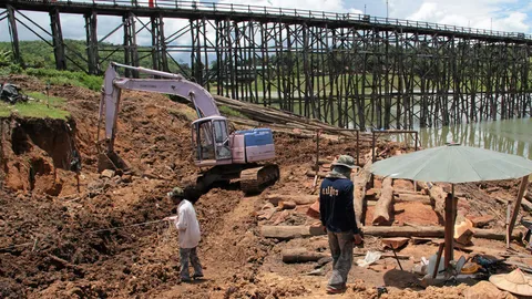 เตรียมขอทหารช่วยซ่อมสะพานมอญหลังผู้รับเหมาส่อทำไม่ทัน (ชมคลิป)