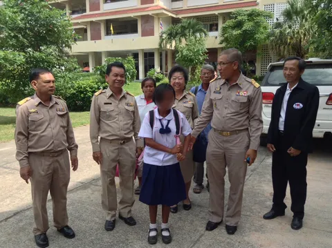 ส่ง 'น้องเขียว' เข้าโรงเรียน พ่อแม่ยังถูกหาเป็น 'ปอบ'