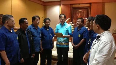 เกษตรกรนครศรีฯ ยื่นหนังสือวอน 'ประยุทธ์' ช่วยแก้ราคายาง