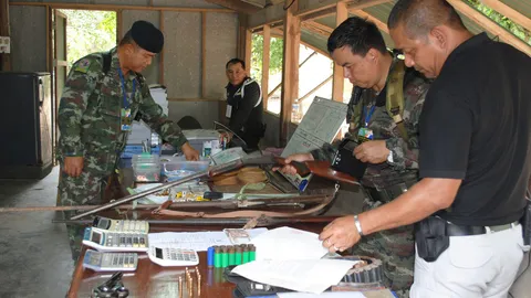 ทหารบุกค้นบ้านอดีต ตร.หันมาเปิดบ่อน-รับหวย