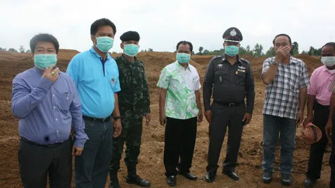 ร้องเหม็นขี้ไก่-ซากไก่ บริษัทใหญ่ขนทิ้งในหมู่บ้าน 